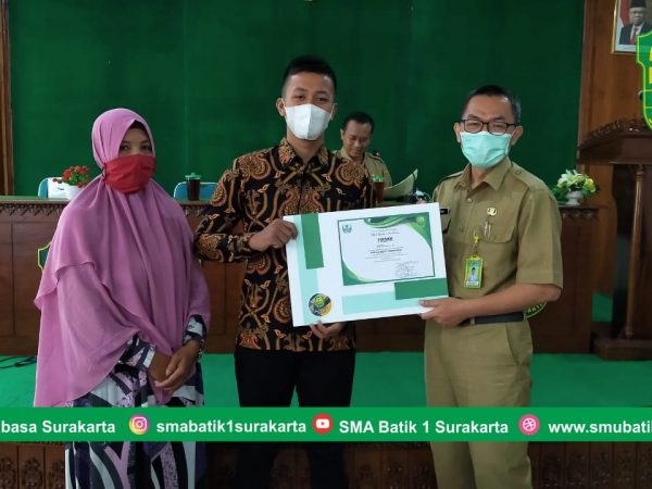 Penyerahan Penghargaan Juara Paralel SMA Batik 1 Surakarta