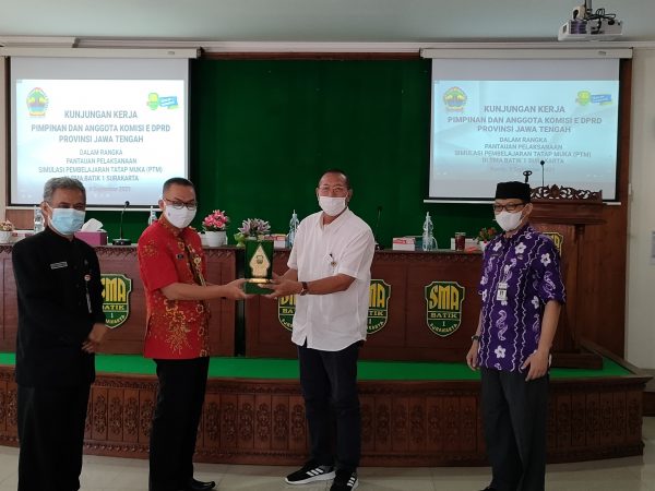 Kunjungan Kerja Komisi E DPRD Jawa Tengah di SMA Batik 1 Surakarta