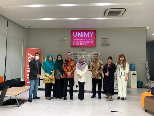 Penandatangan MOU University Malaysia of Computer Science dan SMA Batik 1 Surakarta