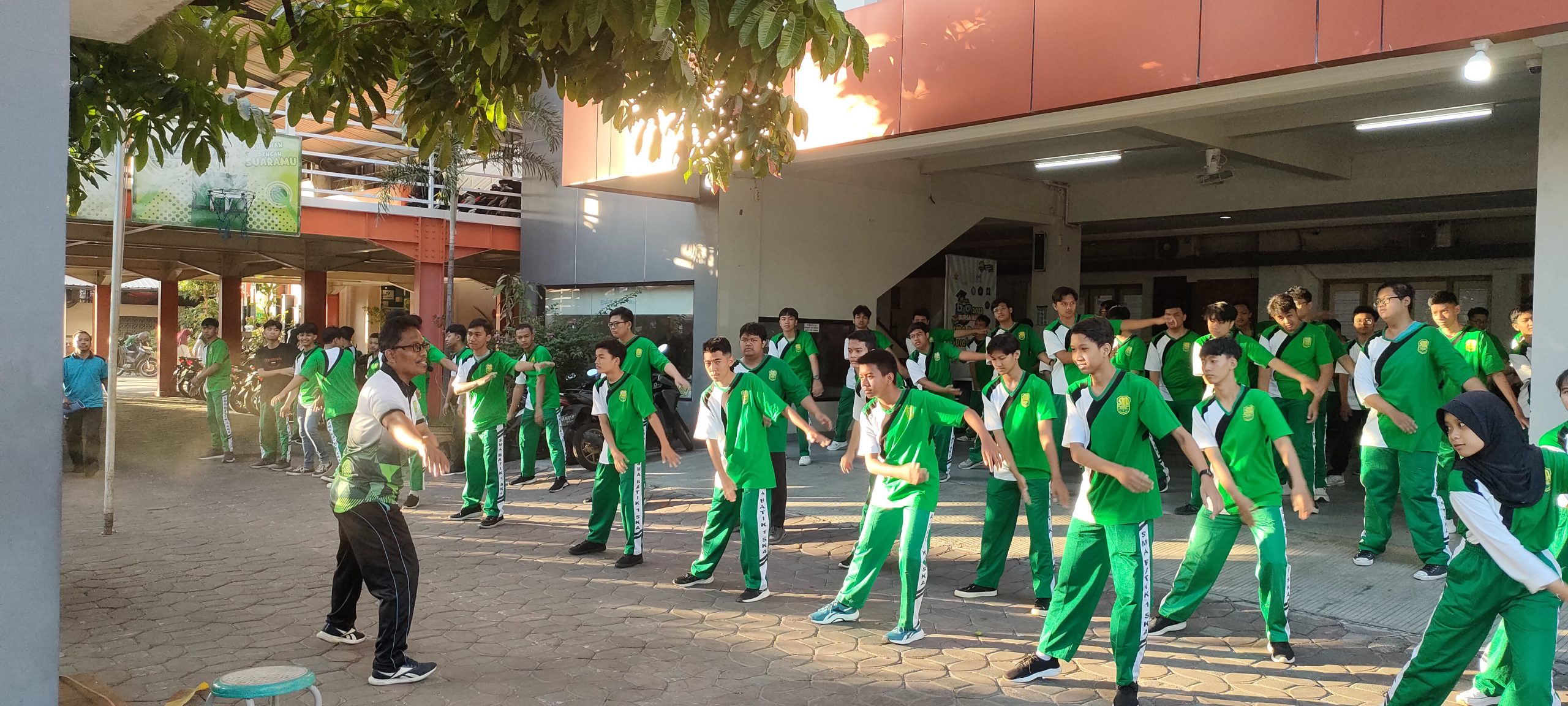 SMA Batik 1 Surakarta Menyelenggarakan Kegiatan Jum'at Pagi yang Beragam dan Bermakna