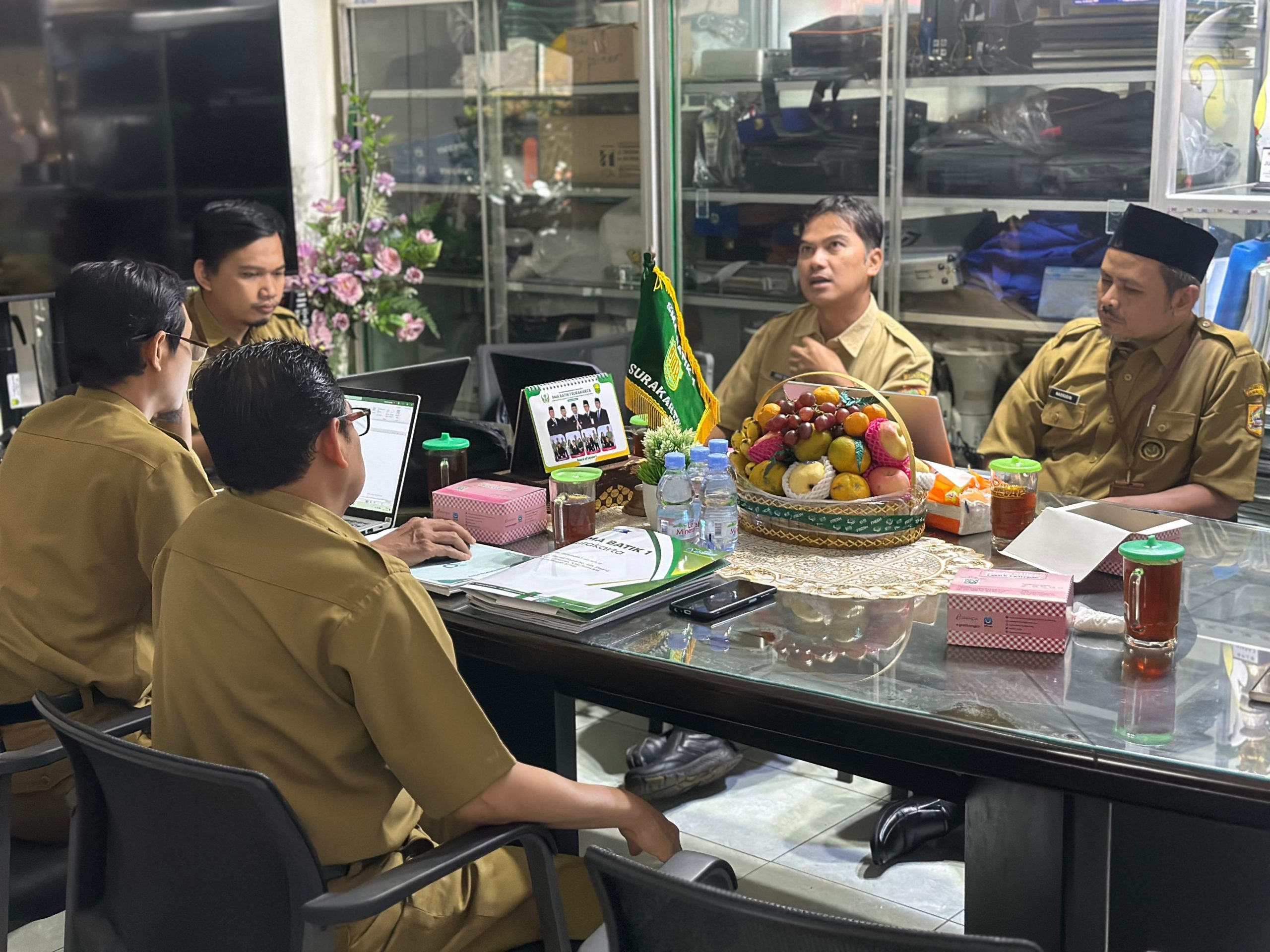 Monev Kepala SMA Batik 1 Surakarta oleh Pengawas Cabdin 7 Monev Kepala SMA Batik 1 Surakarta oleh Pengawas Cabdin 7