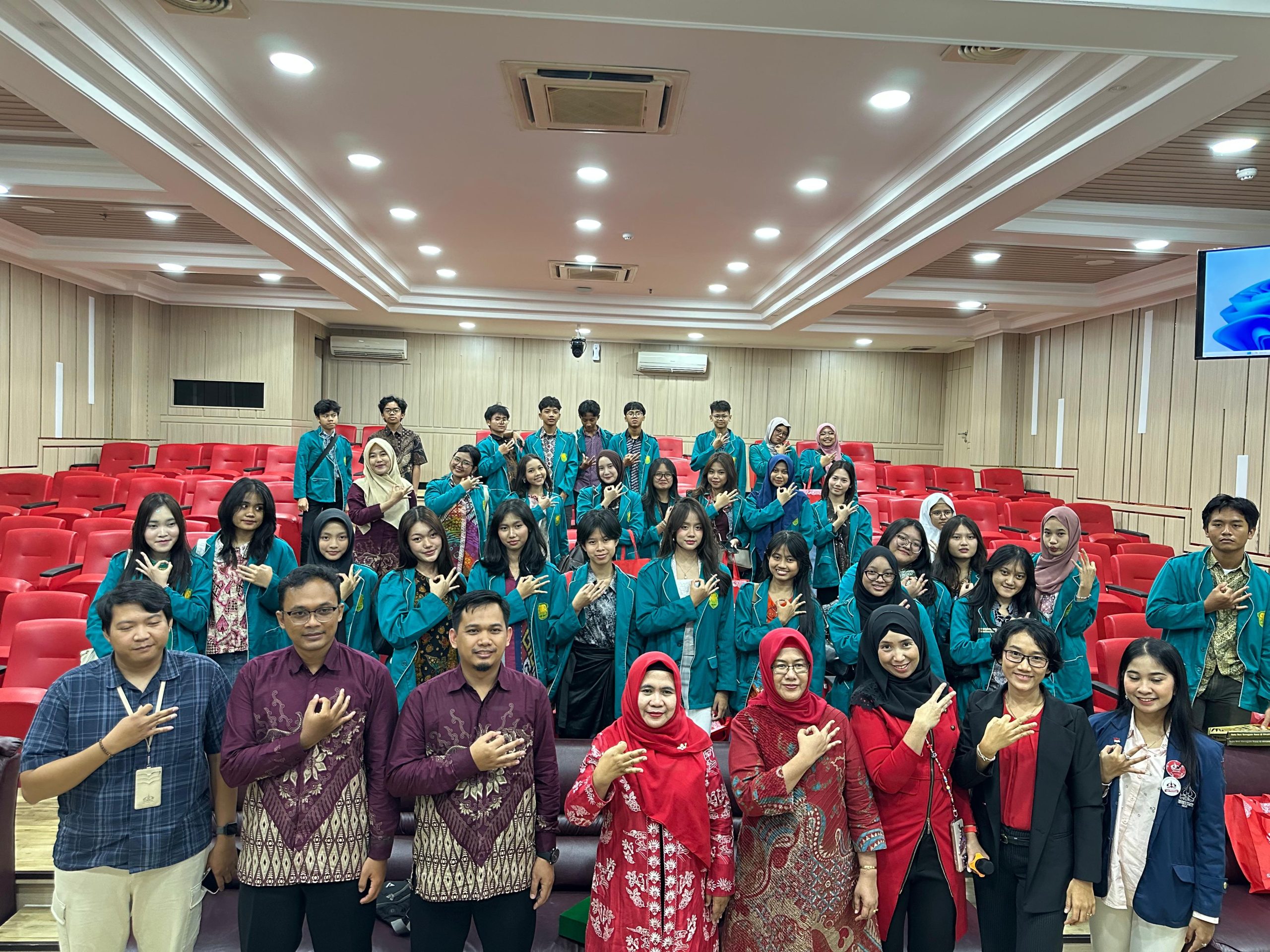 Campus Trip Ke ITB, Trisakti, dan Mahkamah Konstitusi Perluas Wawasan Akademik Siswa SMA Batik 1 Surakarta