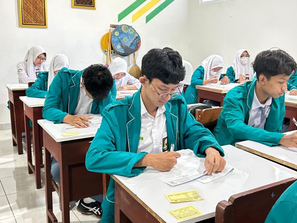 Penilaian Sumatif Tengah Semester SMA Batik 1 Ska Berjalan Lancar, Dorong Evaluasi dan Penguatan Pembelajaran