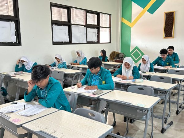 PSTS SMA Batik 1 Ska Digelar dengan Metode Paper and Pencil