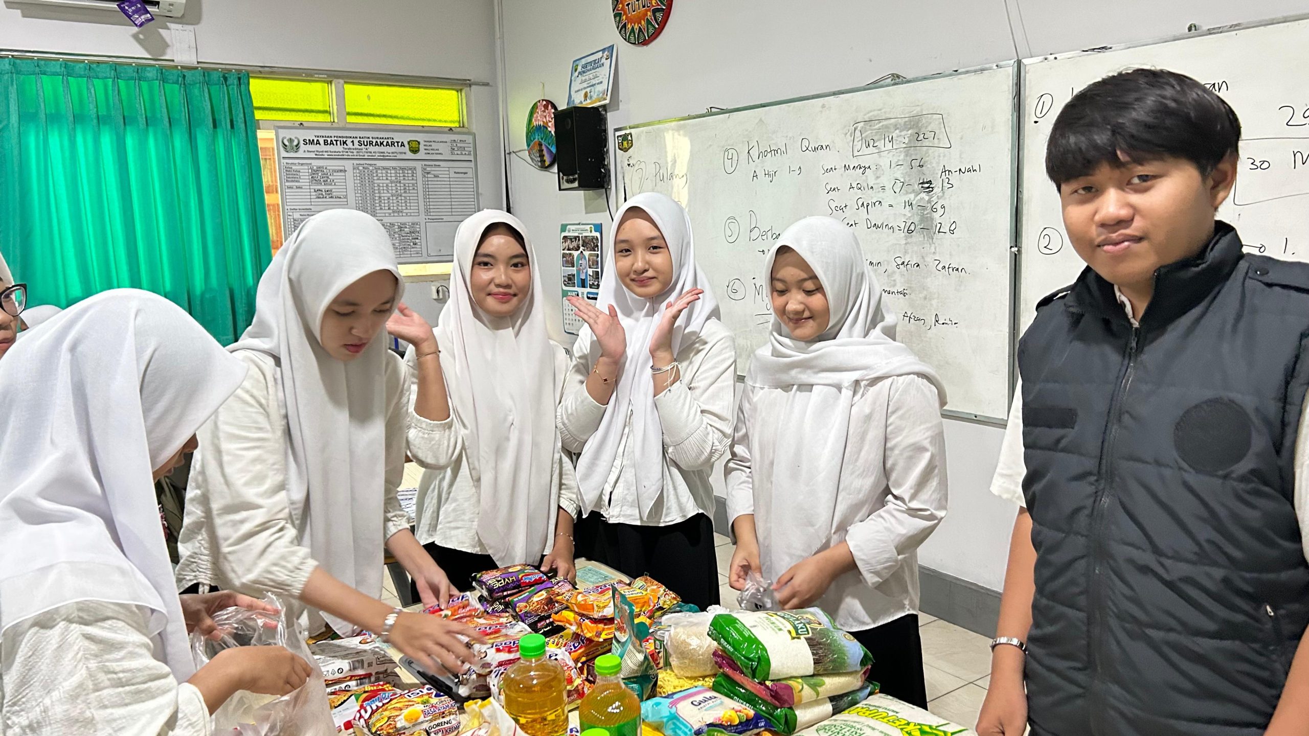 Murid SMABASA Melakukan Aksi Peduli Sesama Di Bulan Ramadhan