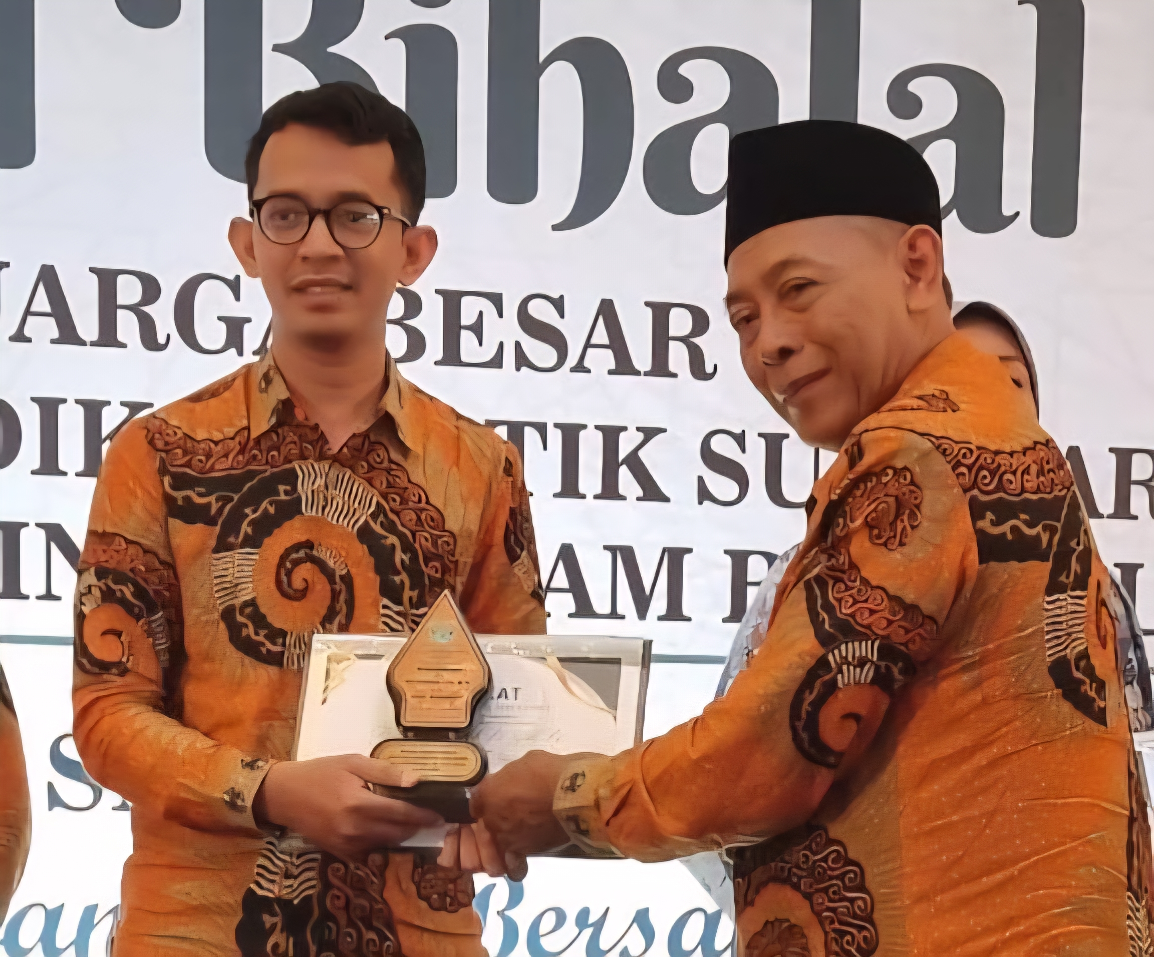 Penghargaan Guru dan Tendik Teladan Warnai Halal Bihalal Keluarga Besar Yayasan Pendidikan Batik dan Yapertib