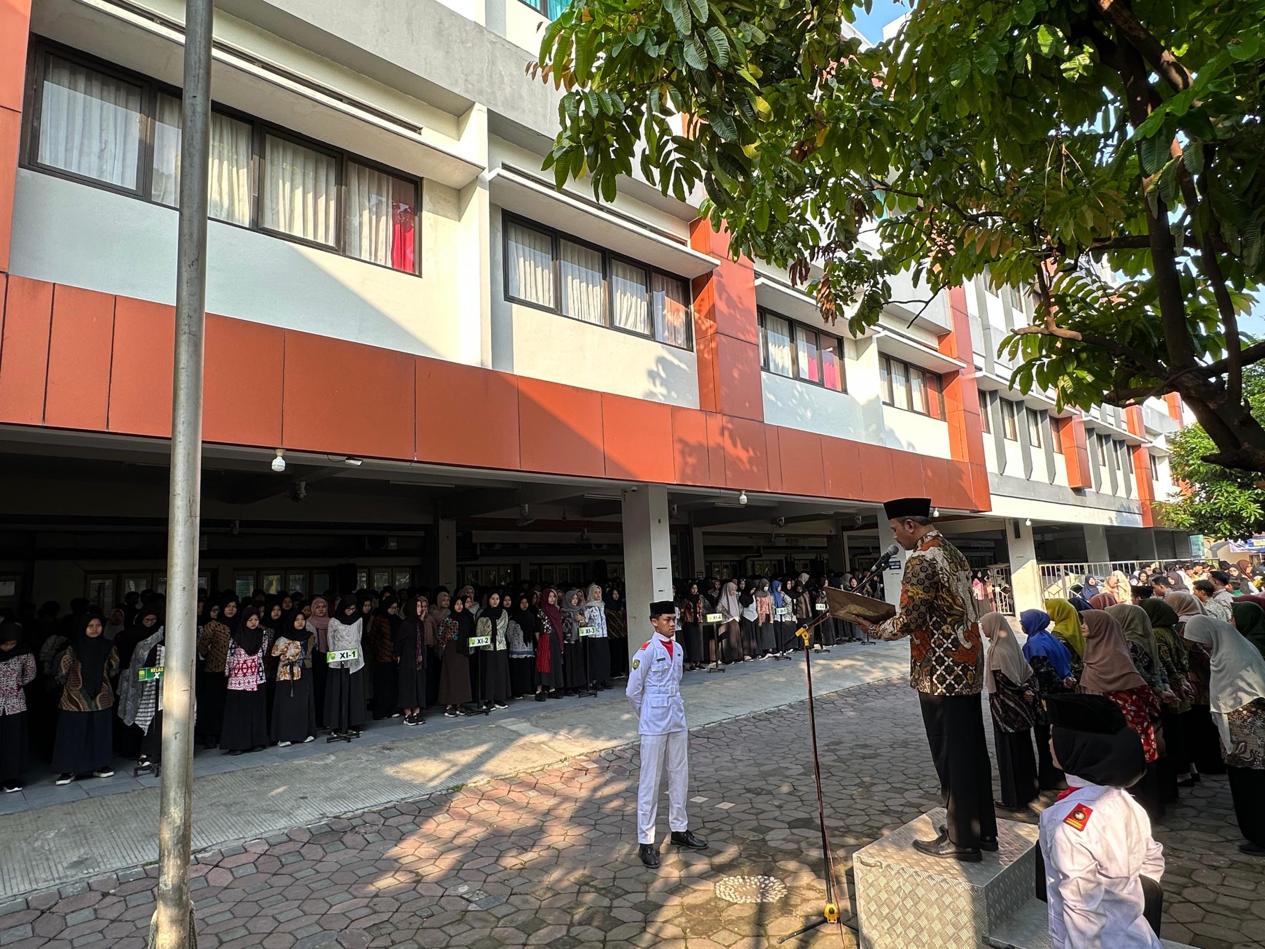 Apel Pagi Peringati Hari Kartini