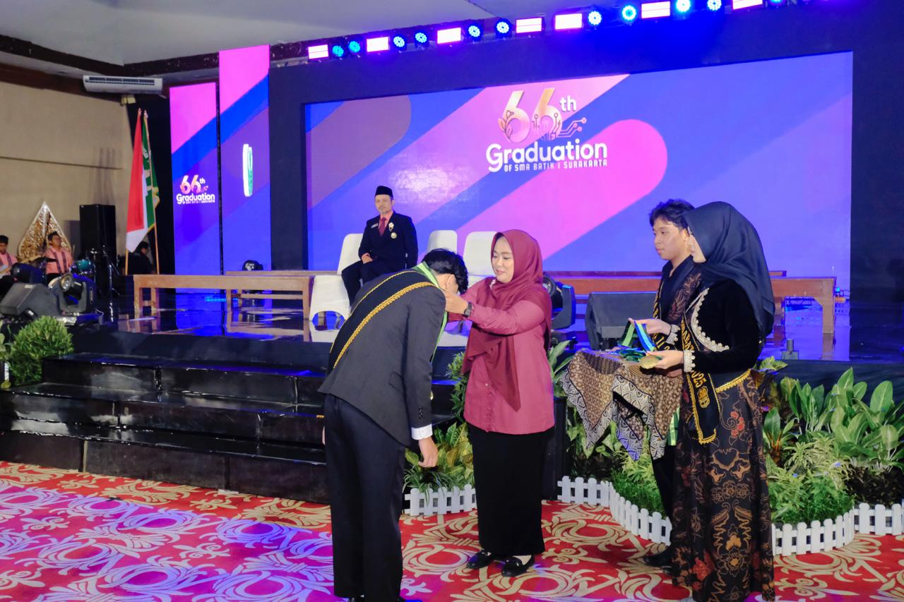 GRADUATION 66TH SMA BATIK 1 SURAKARTA BERLANGSUNG SPEKTAKULER DI THE SUNAN HOTEL SOLO GRADUATION 66TH SMA BATIK 1 SURAKARTA BERLANGSUNG SPEKTAKULER DI THE SUNAN HOTEL SOLO
