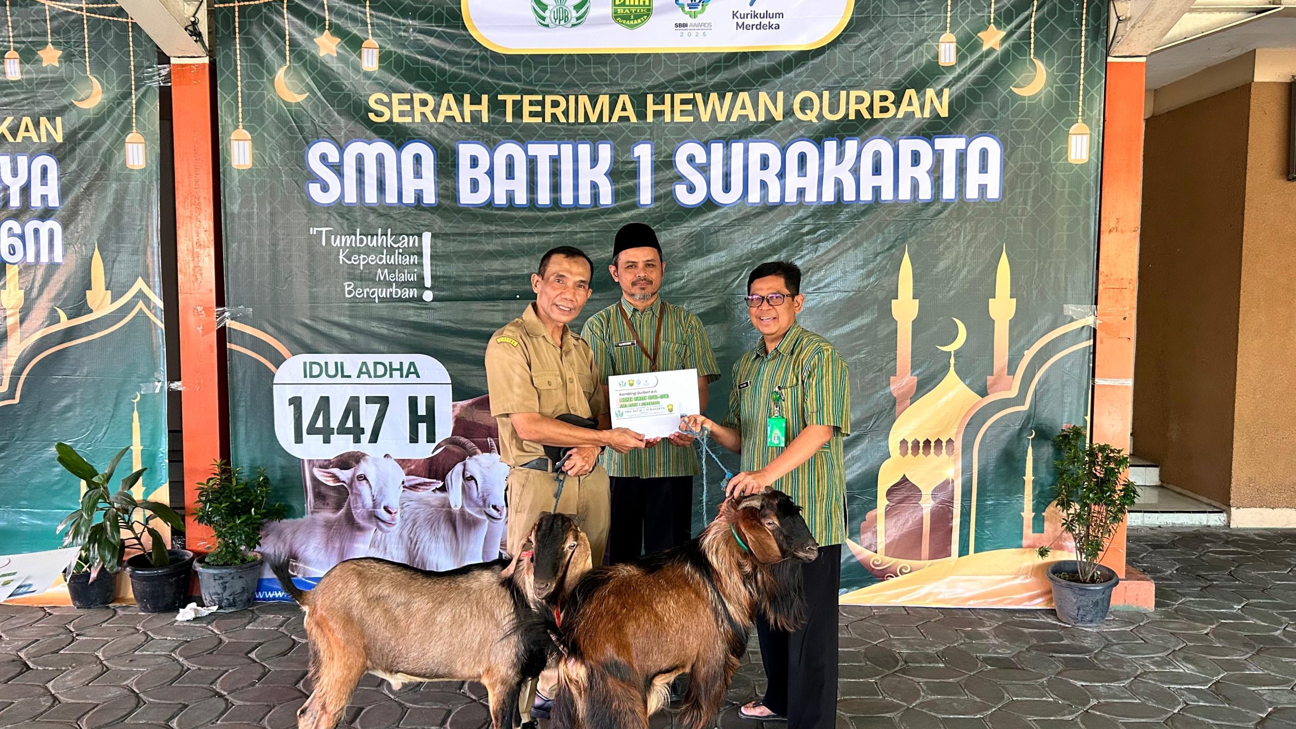 SMA Batik 1 Surakarta Sembelih 5 Ekor Sapi dan Salurkan 15 Ekor Kambing Qurban dalam Rangkaian Kegiatan IdulAdha 1447H SMA Batik 1 Surakarta Sembelih 5 Ekor Sapi dan Salurkan 15 Ekor Kambing Qurban dalam Rangkaian Kegiatan IdulAdha 1447H