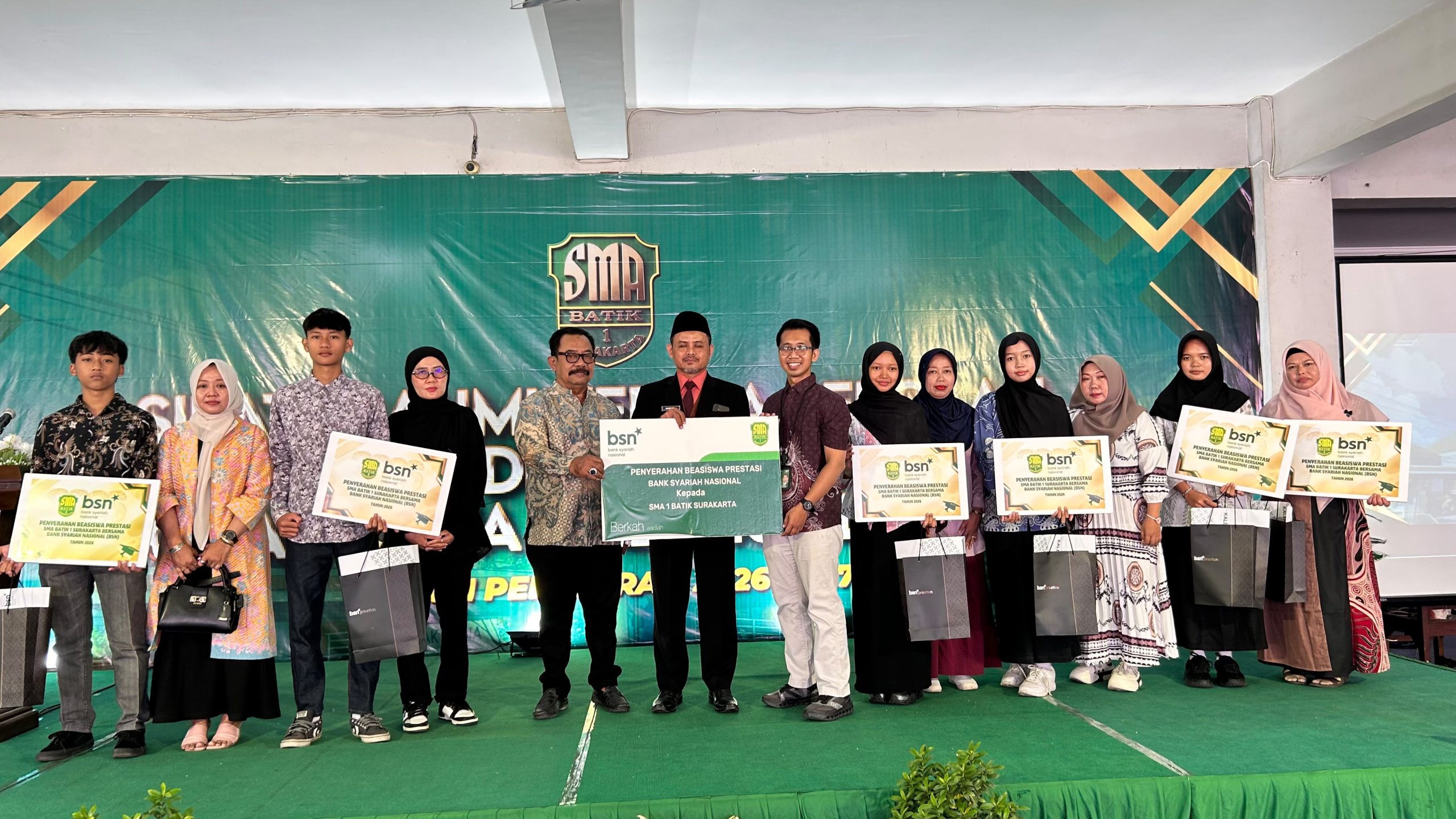 SMA Batik 1 Surakarta dan BSN Berikan Beasiswa Prestasi bagi Siswa Berprestasi Tingkat Kota hingga Nasional SMA Batik 1 Surakarta dan BSN Berikan Beasiswa Prestasi bagi Siswa Berprestasi Tingkat Kota hingga Nasional