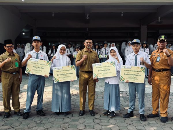 Mengakhiri Upacara dengan Prestasi, SMA Batik 1 Surakarta Apresiasi Prestasi Murid: Prestasi Datang dari Berbagai Arena