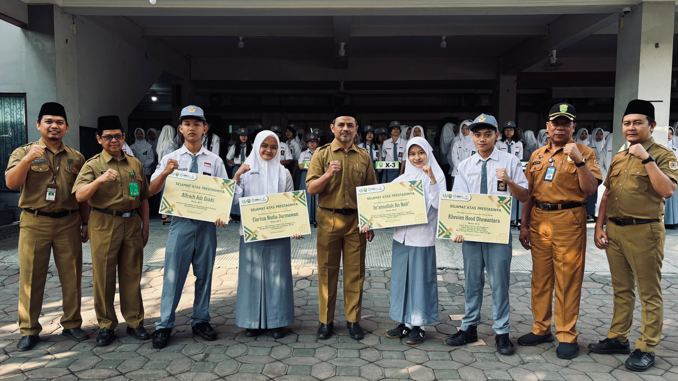 Mengakhiri Upacara dengan Prestasi, SMA Batik 1 Surakarta Apresiasi Prestasi Murid: Prestasi Datang dari Berbagai Arena Mengakhiri Upacara dengan Prestasi, SMA Batik 1 Surakarta Apresiasi Prestasi Murid: Prestasi Datang dari Berbagai Arena