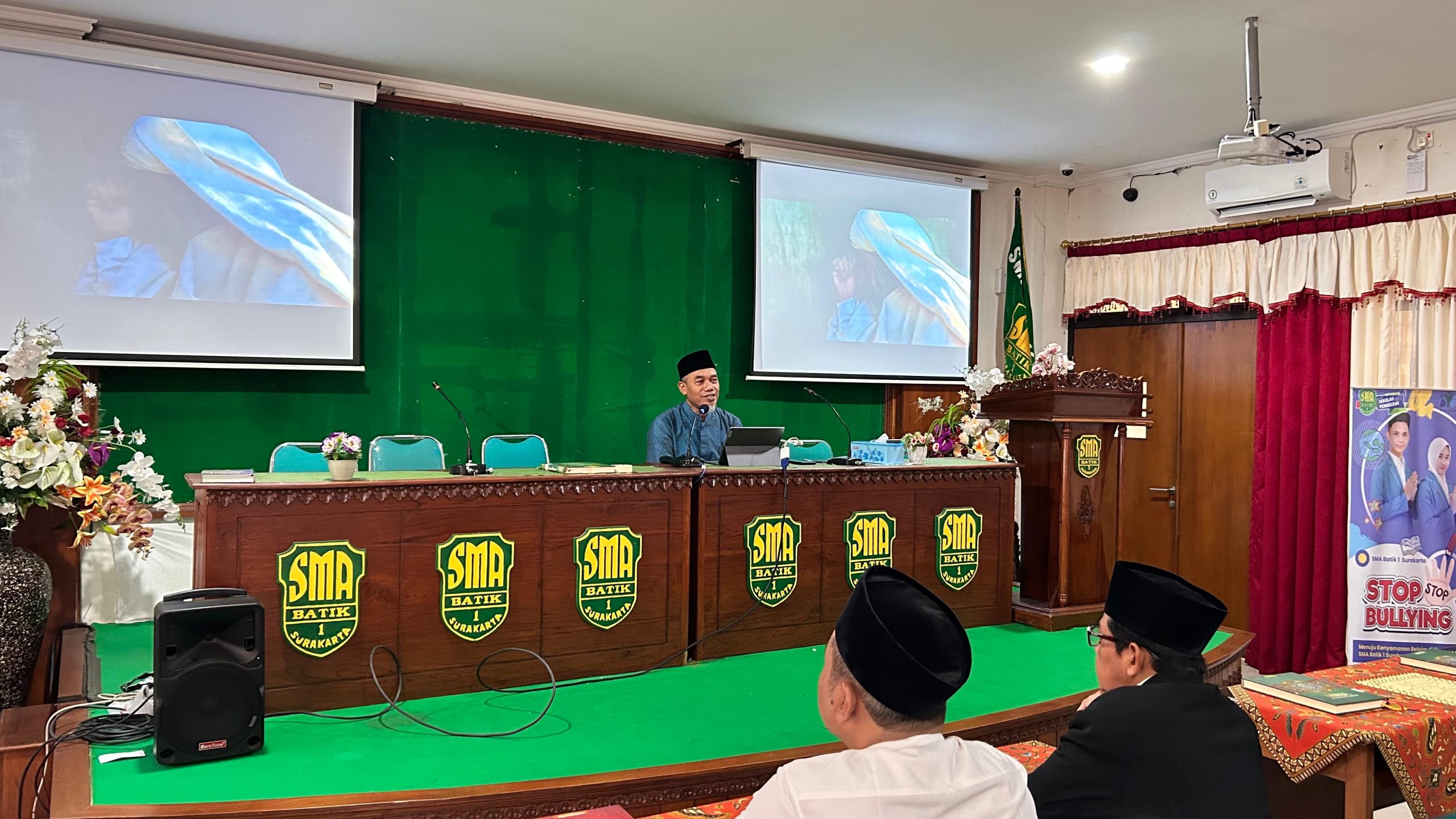 Pengajian Jumat Pagi SMA Batik 1 Surakarta: Meneladani Akhlak Nabi dan Mengikis Karakter yang Merusak Diri Pengajian Jumat Pagi SMA Batik 1 Surakarta: Meneladani Akhlak Nabi dan Mengikis Karakter yang Merusak Diri