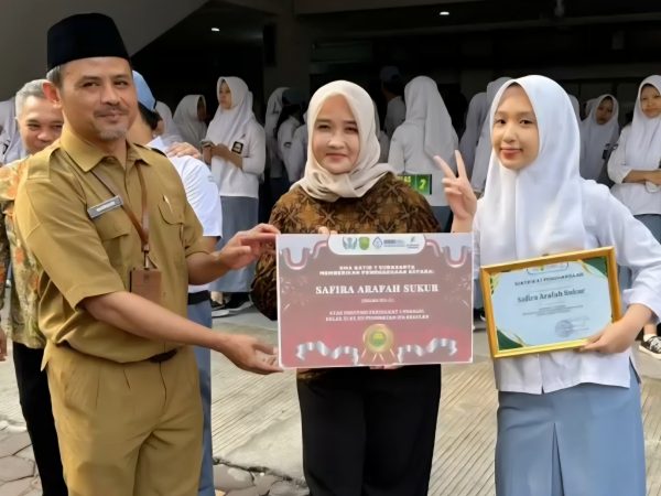 SMA Batik 1 Surakarta Peringati HUT ke-81 RI dengan Upacara dan Apresiasi Prestasi Siswa
