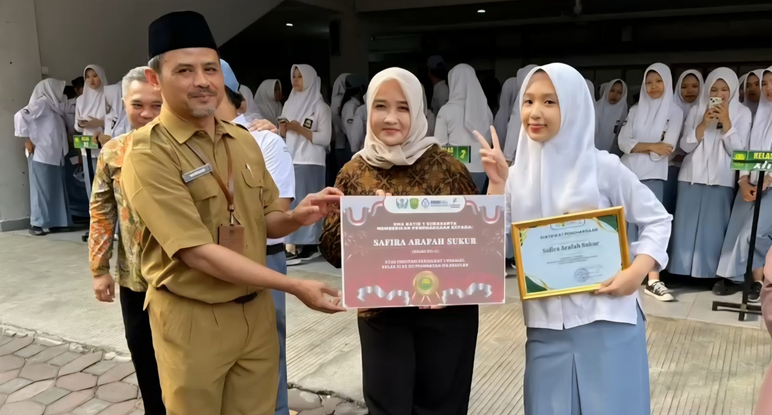 SMA Batik 1 Surakarta Peringati HUT ke-81 RI dengan Upacara dan Apresiasi Prestasi Siswa SMA Batik 1 Surakarta Peringati HUT ke-81 RI dengan Upacara dan Apresiasi Prestasi Siswa