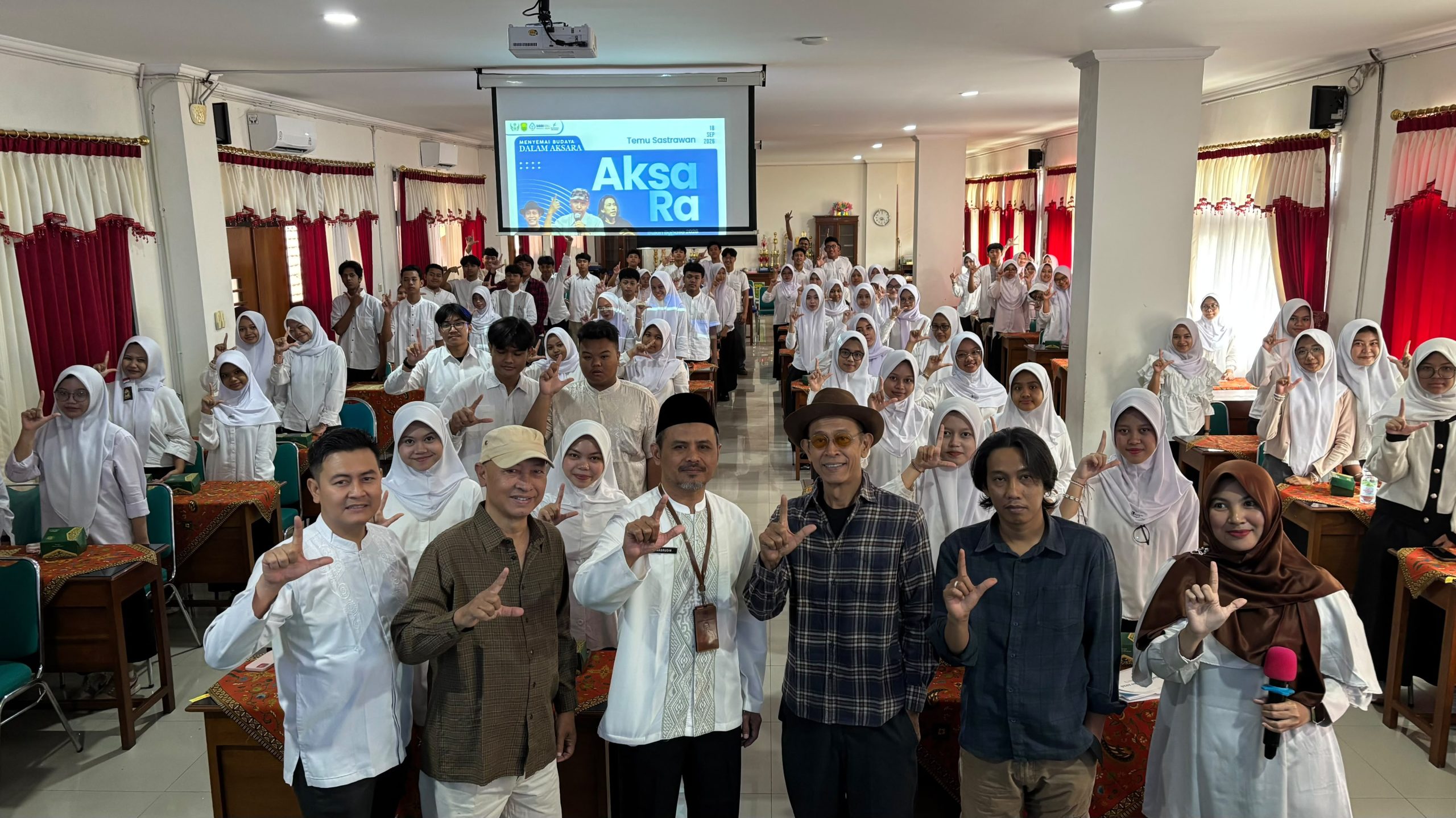 Temu Sastrawan SMA Batik 1 Ska, Belajar Menulis Langsung dari Para Ahlinya