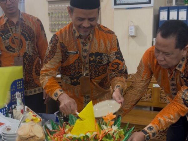 Tepat di Usia ke-69, SMA Batik 1 Ska Gelar Potong Tumpeng Usai Upacara Hari Kesaktian Pancasila