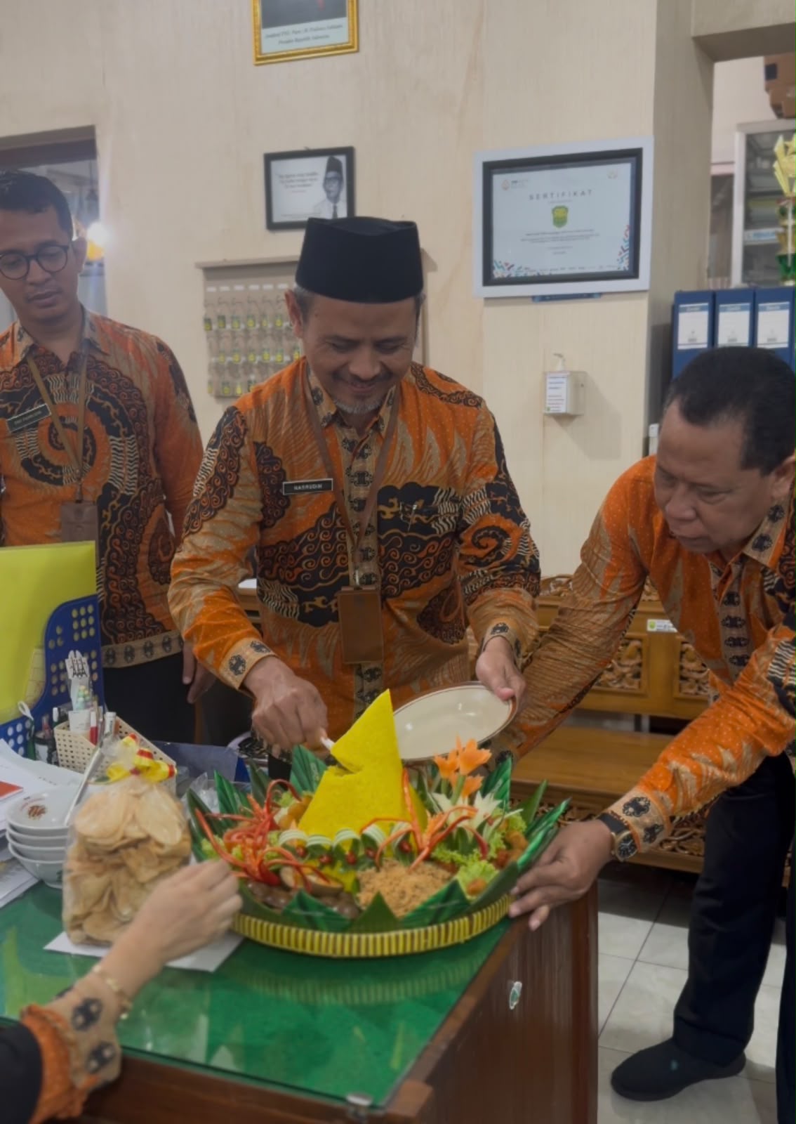 Tepat di Usia ke-69, SMA Batik 1 Ska Gelar Potong Tumpeng Usai Upacara Hari Kesaktian Pancasila Tepat di Usia ke-69, SMA Batik 1 Ska Gelar Potong Tumpeng Usai Upacara Hari Kesaktian Pancasila