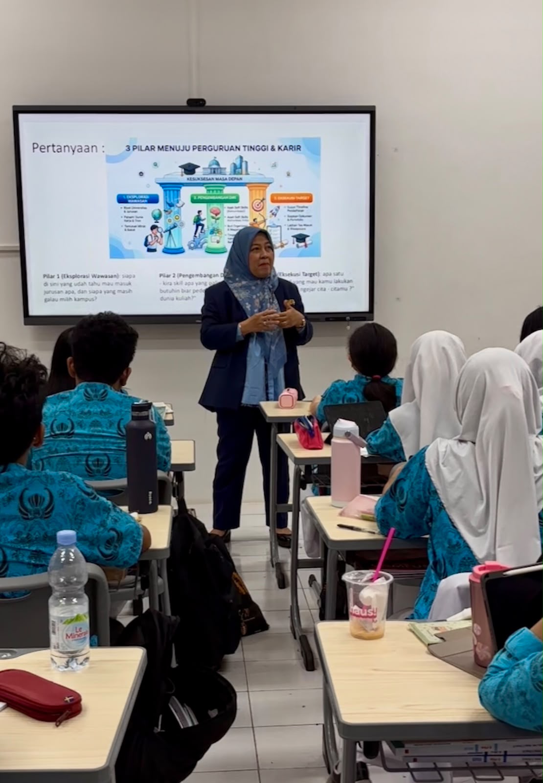 Special Teacher: Orang Tua dan Alumni Hadir Menjadi Pengajar Sehari di SMA Batik 1 Surakarta Special Teacher: Orang Tua dan Alumni Hadir Menjadi Pengajar Sehari di SMA Batik 1 Surakarta