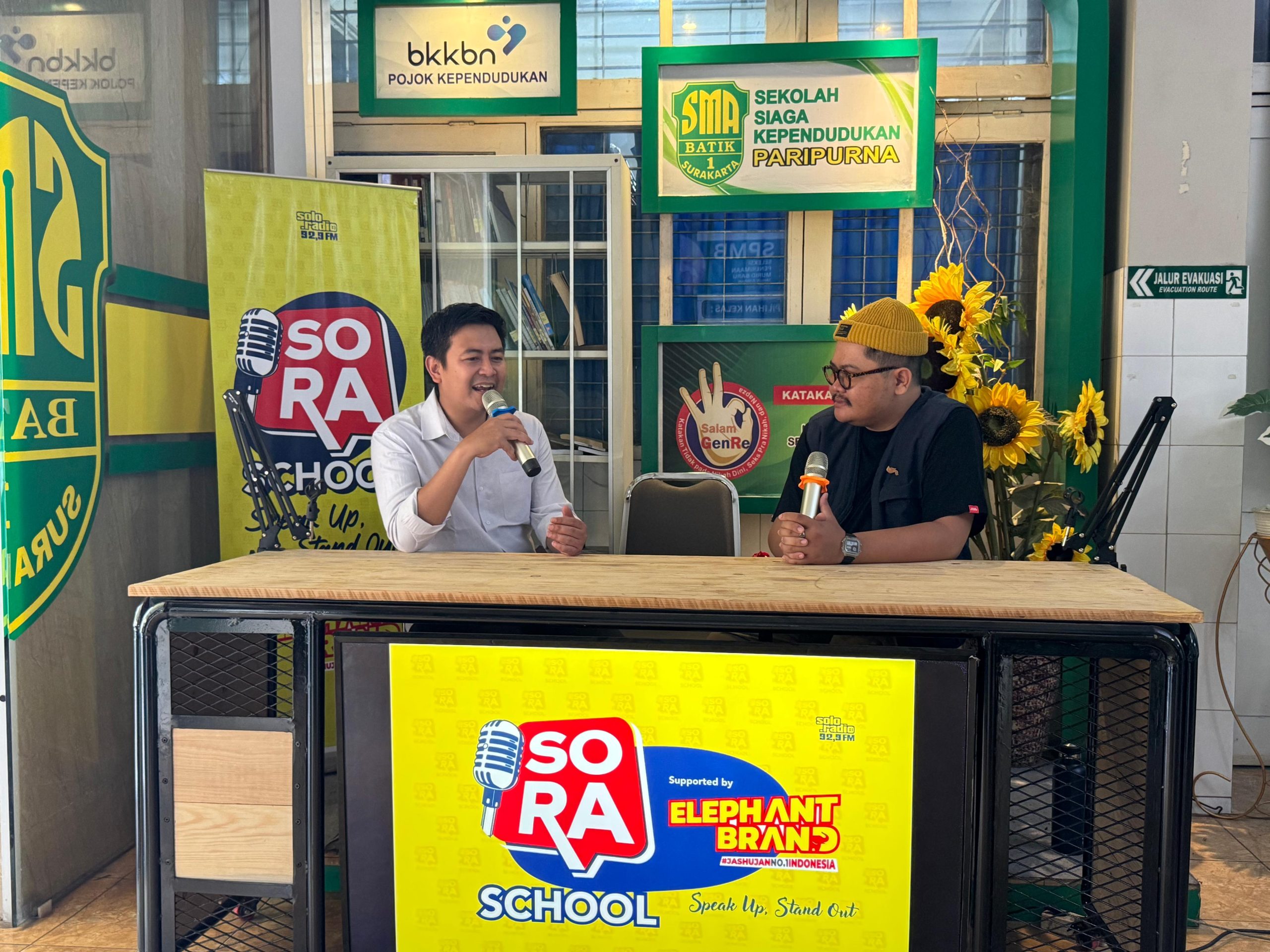 Tingkatkan Kesadaran Tertib Berlalu Lintas, Solo Radio Gelar Go To School di SMA Batik 1 Ska Tingkatkan Kesadaran Tertib Berlalu Lintas, Solo Radio Gelar Go To School di SMA Batik 1 Ska