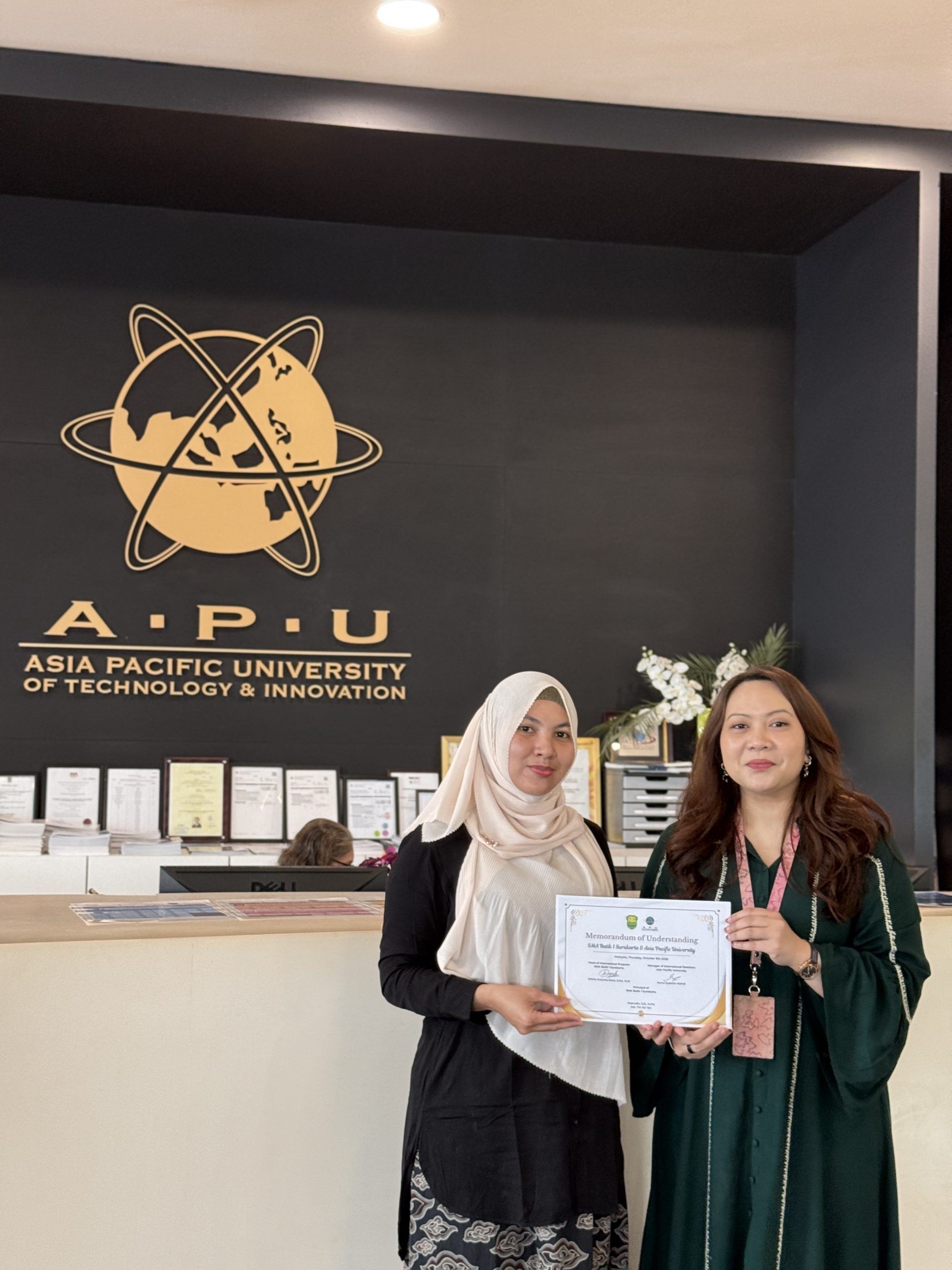 SMA Batik 1 Surakarta mempererat Kerja Sama dengan Asia Pacific University Malaysia untuk mendorong Pengembangan Siswa Kelas Internasional SMA Batik 1 Surakarta mempererat Kerja Sama dengan Asia Pacific University Malaysia untuk mendorong Pengembangan Siswa Kelas Internasional